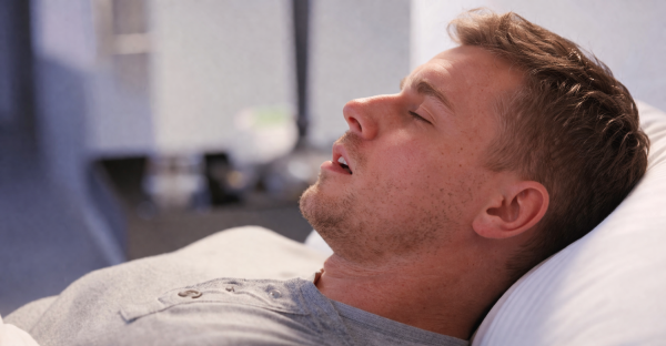  mężczyzna chrapie w nocy