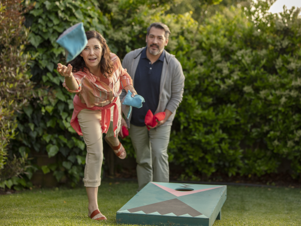  Para grająca w cornhole