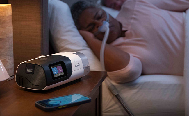 pacjent z bezdechem sennym śpiący z urządzeniem AirSense 11 CPAP